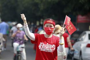 万众瞩目！湖人VS太阳 布朗尼带着队友也来现场观战！